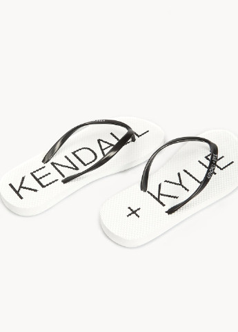 Белые пляжные вьетнамки Kendall + Kylie с логотипом