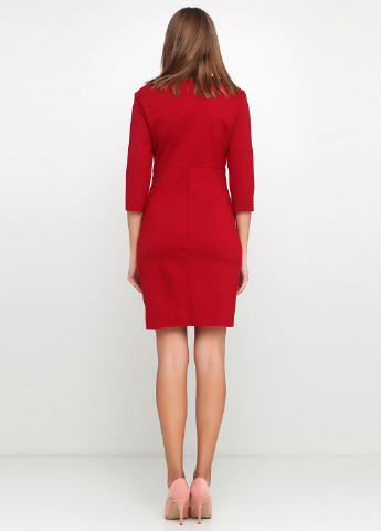 Красное деловое платье футляр Sandro Ferrone однотонное