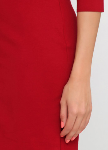 Красное деловое платье футляр Sandro Ferrone однотонное