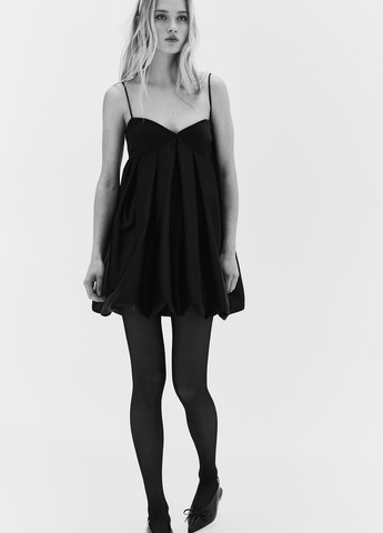 Черное кэжуал платье а-силуэт, баллон H&M однотонное