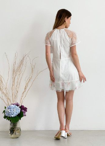 Белое праздничный кружевное мини платье с короткими рукавами а-силуэт Stevie May с цветочным принтом