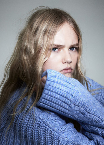 Блакитний зимовий светр H&M