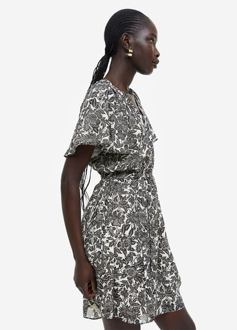 Чорно-білий кежуал сукня кльош H&M з квітковим принтом