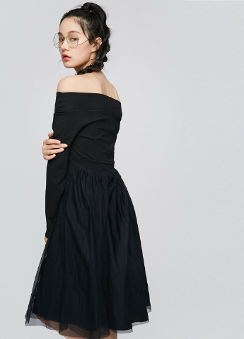 Чорна коктейльна сукня кльош, з відкритими плечима Only однотонна