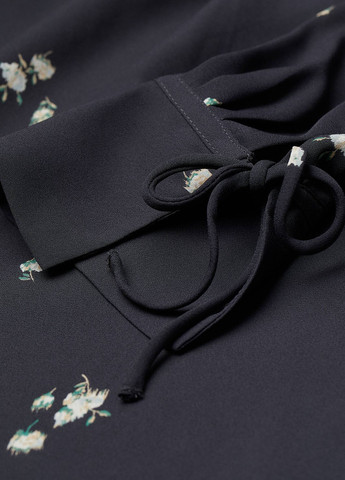 Черное кэжуал платье а-силуэт H&M с цветочным принтом