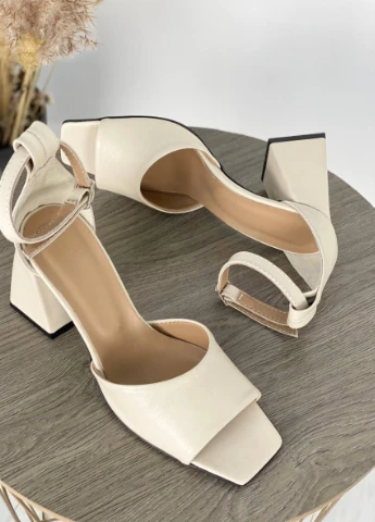 Молочные босоножки shoesband Brand без застежки