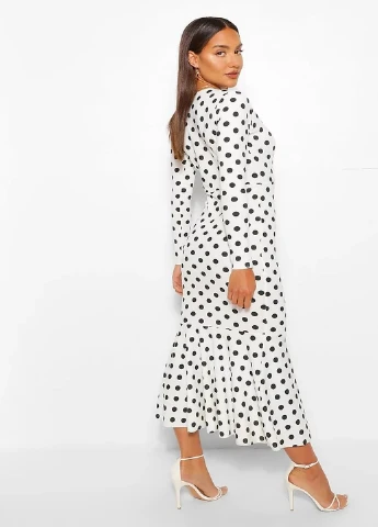 Белое кэжуал платье Boohoo в горошек