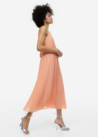Персиковое коктейльное платье плиссированное, с открытой спиной H&M однотонное