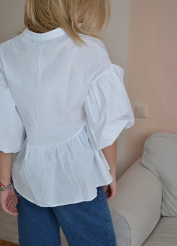 Біла демісезонна блуза Mona More