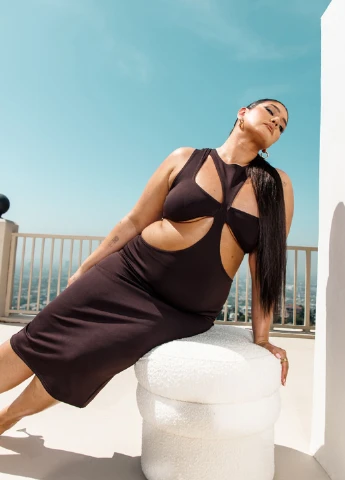 Темно-коричневое вечернее платье PrettyLittleThing однотонное