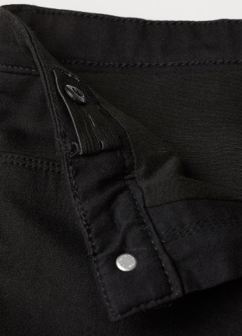 Черные демисезонные зауженные джинсы H&M