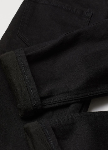 Черные демисезонные зауженные джинсы H&M