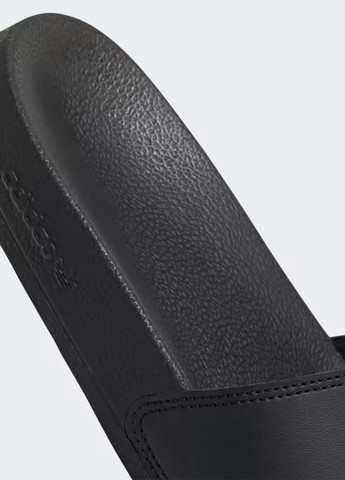 Черные шлепанцы adidas с логотипом