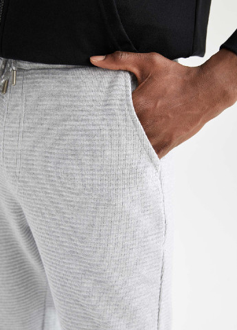 Светло-серые спортивные демисезонные зауженные, укороченные брюки DeFacto