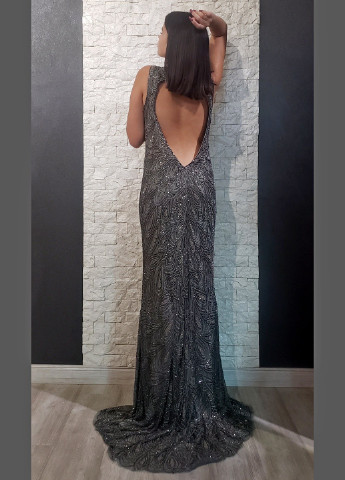 Серое вечернее вечернее платье с открытой спиной Rengin с абстрактным узором