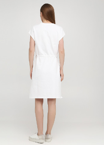 Белое кэжуал платье платье-футболка Karssen с надписью
