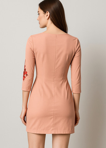 Пудровое кэжуал платье футляр Sassofono с цветочным принтом