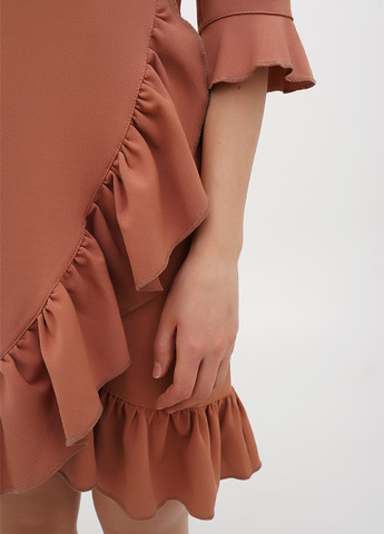 Бежевое кэжуал платье на запах Sassofono однотонное