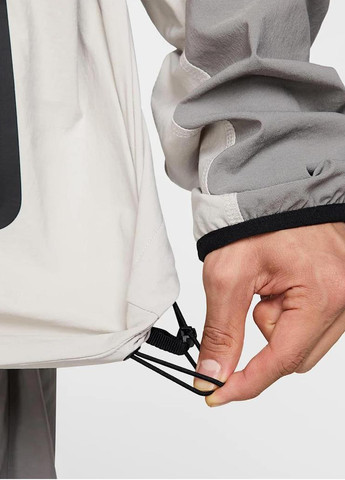 Бежевая демисезонная ветровка Nike Tech Woven Grey