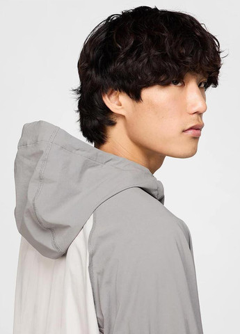 Бежевая демисезонная ветровка Nike Tech Woven Grey