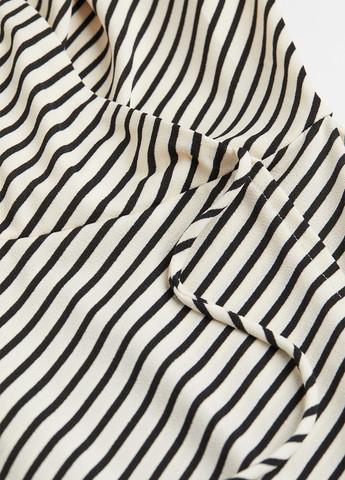 Чорно-білий кежуал сукно на запах H&M в смужку