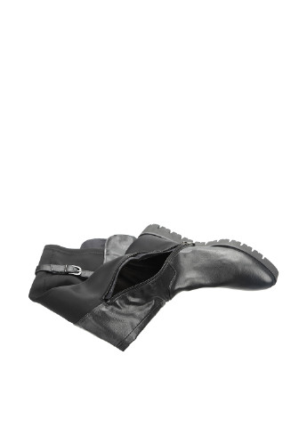 Черные осенние ботфорты Tamaris без каблука с пряжкой