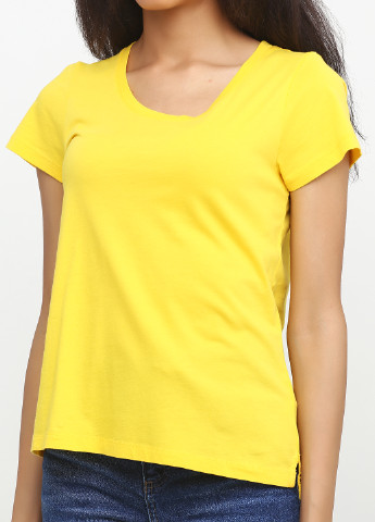 Желтая летняя футболка Peak Performance
