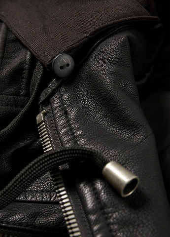 Чорна демісезонна куртка байкерська C&A