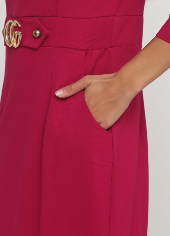 Фуксиновое (цвета Фуксия) кэжуал платье футляр Sassofono однотонное
