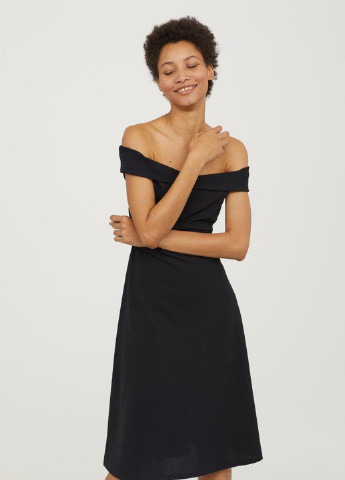 Черное кэжуал платье клеш, с открытыми плечами H&M однотонное