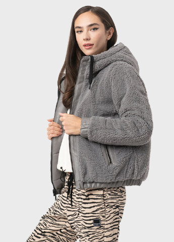 Серая зимняя куртка DKNY