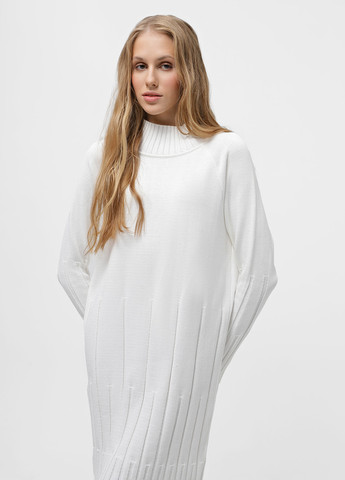 Молочное кэжуал платье платье-свитер Braska однотонное