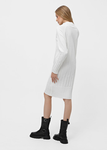 Молочное кэжуал платье платье-свитер Braska однотонное
