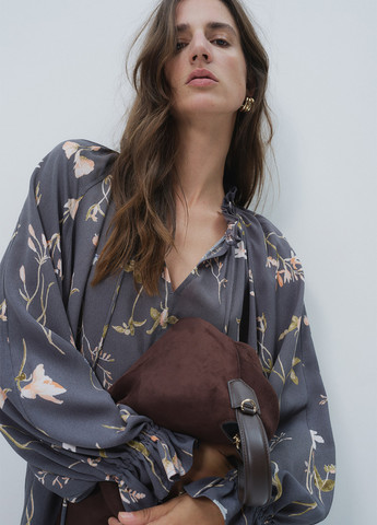 Серое кэжуал платье оверсайз H&M с цветочным принтом