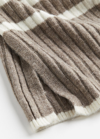 Бежевий зимовий светр H&M