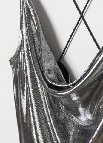 Серебряное коктейльное платье футляр H&M однотонное