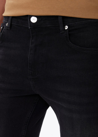 Черные демисезонные зауженные джинсы Lacoste