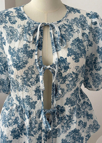 Біла блуза з баскою SHEIN