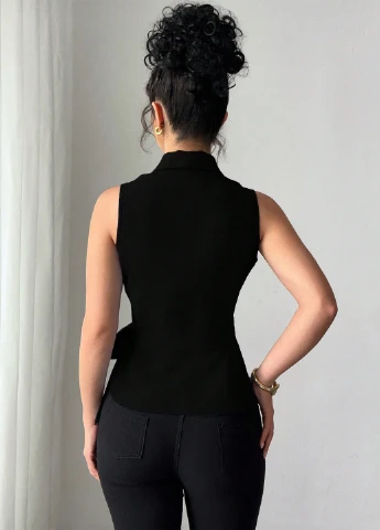 Чорна блуза на запах SHEIN