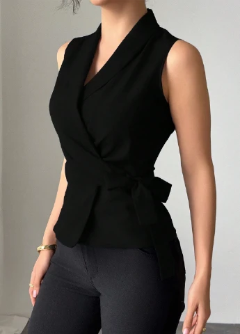 Чорна блуза на запах SHEIN