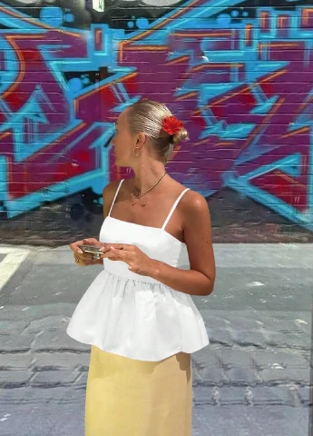 Біла блуза з баскою SHEIN