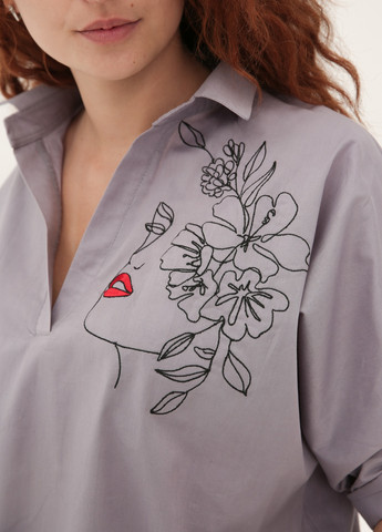 Серая демисезонная рубашка-туника оверсайз с модной вышивкой INNOE Блузка