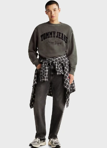 Серый свитшот Tommy Jeans однотонный вышивка, аппликация (347073273)