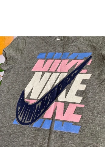 Серая футболка Nike