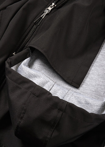 Чорна демісезонна куртка C&A