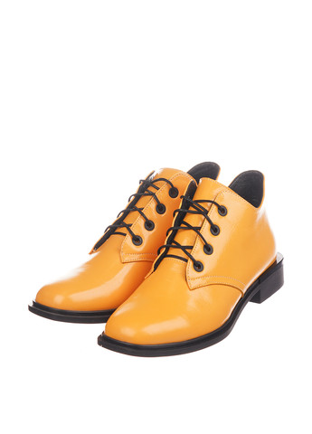 Желтые женские ботинки со шнурками лаковые