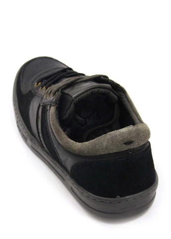 Черные мужские кеды Kickers