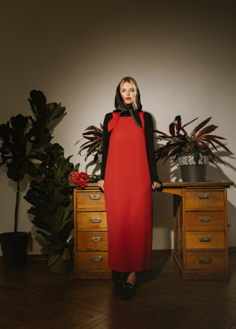 Красное деловое платье — сарафан красного цвета длиной макси. MONTAKIRA однотонное