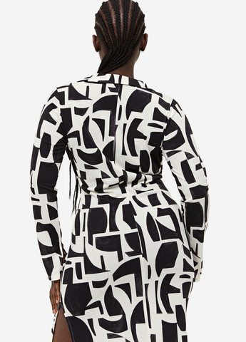 Черно-белое кэжуал платье на запах H&M с рисунком