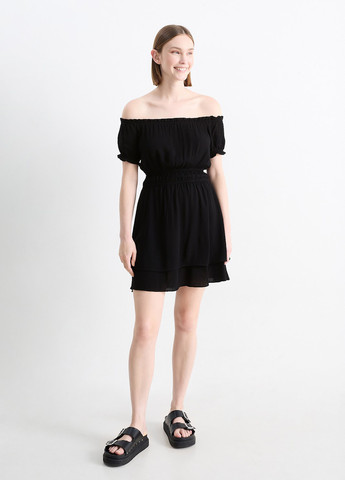 Черное кэжуал платье с открытыми плечами C&A однотонное